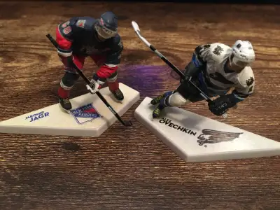 Prix pour l'ensemble. Figurines des légendaires Jaromir Jag et Alexander Ovechkin en parfait état, m...