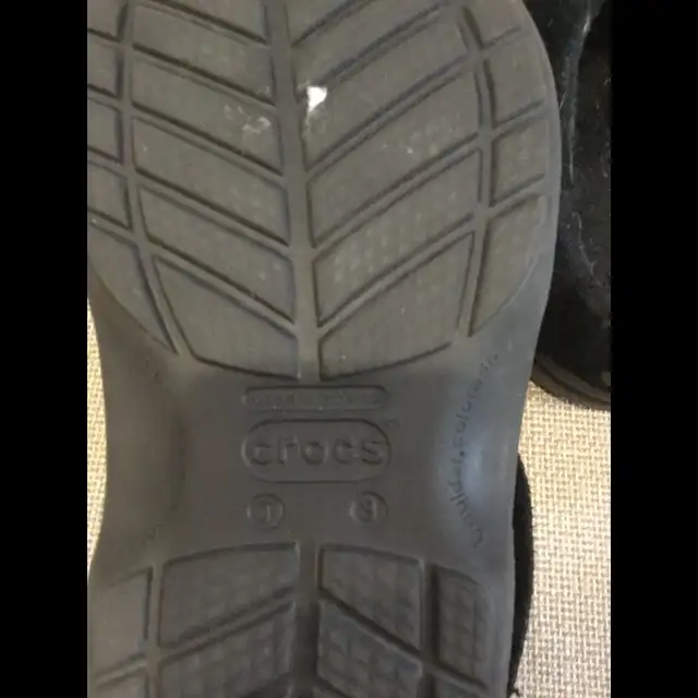 Crocs (Taille 3 = junior) in Kids & Youth in Longueuil / South Shore - Image 5