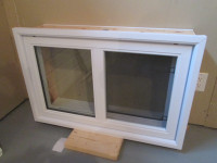 Fenêtre PVC blanc 35,25 par 23 pouces presque neuve
