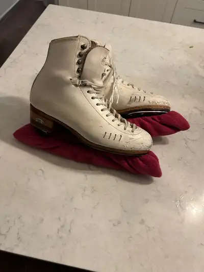 Women’s Quality figure skates 7.5, View more