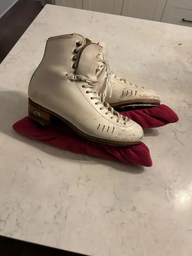 Women’s Quality figure skates 7.5 in Skates & Blades in Guelph - Image 2