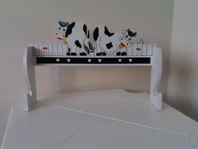Cows on Piano wooden hanger 13 x 8.5 inches Condition : excellent, no damaged If interested, pls sen...