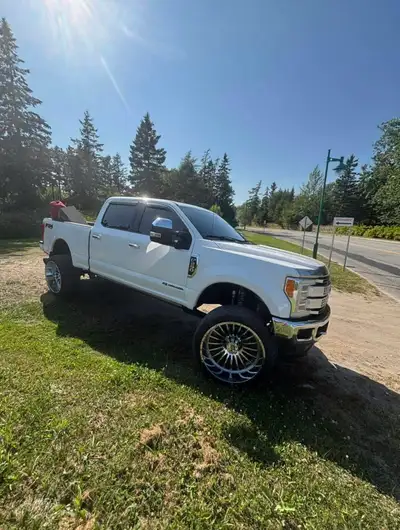 F250 platinum 2019 Intérieur rouge 180k kilo Transmission 6 vitesse Suspension fox ajustable de 4-6p...
