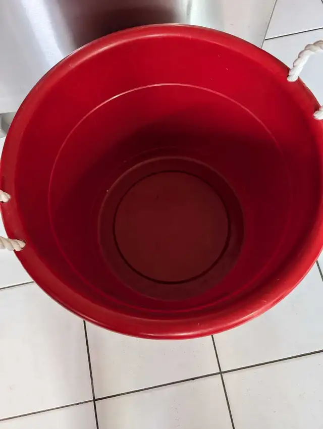 Red tub storage bin in Storage & Organization in Mississauga / Peel Region - Image 4