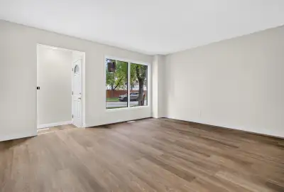 Amazing location, walking distance to all major amenities. Great home for established professionals...