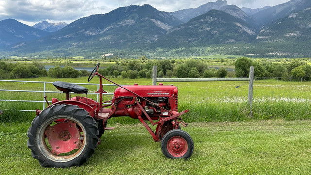 Tractor McCormick Farmall Cub 1947 - mint & running in Other in Revelstoke