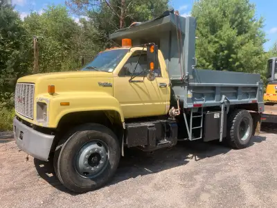 This used GMC Topkick is a robust workhorse ready to tackle your toughest jobs. It's a reliable dump...