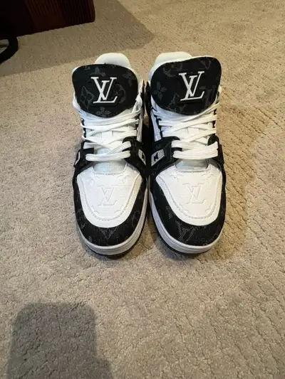 Louis Vuitton LV Trainer sneakers in a black and white colourway. Size 9.5 US / 8.5 UK. These stylis...