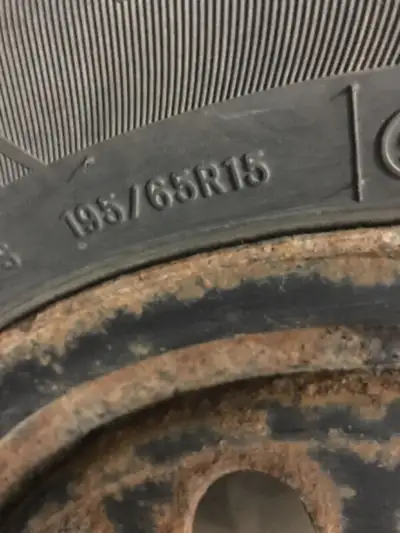 Ensemble de Pneus d’hiver Blizzak Bridgestone monté sur rim. Bon encore pour une dernière saison. Mo...