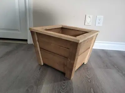 Square wooden pressure treated planter. Simple design, perfect for outdoor use. Good condition.