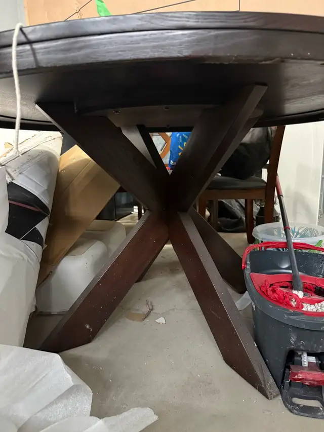 Round Dining Table in Dining Tables & Sets in Mississauga / Peel Region - Image 4