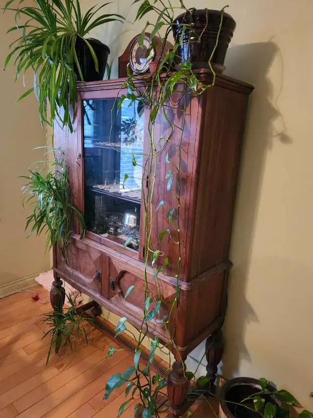 VAISSELIER ANTIQUE CIRCA 1930-1940 EN NOYER. in Hutches & Display Cabinets in City of Montréal - Image 4