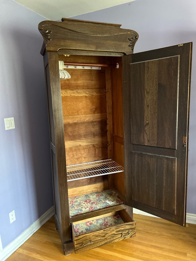 Antique Oak Wardrobe in Dressers & Wardrobes in City of Toronto - Image 4