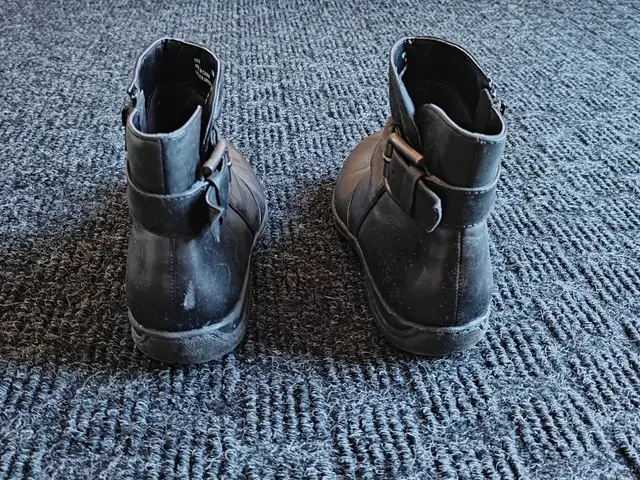 Women Clarks Black Leather Ankle Boots | Size 7M | Ruched Zipper in Women's - Shoes in Calgary - Image 5