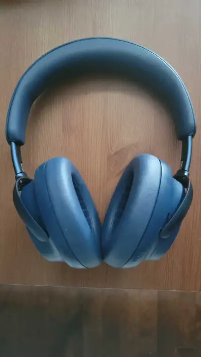 In excellent condition. Bought in Feb and worn less than 10x. BoseModel: 880066-1200 About This Prod...