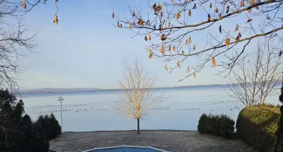 Maison à louer directement sur le bord du lac des Deux-Montagnes Localisation : Secteur super tranqu...