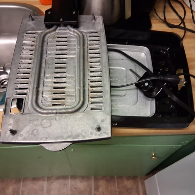 Starfrit model 024414 The ROCK Indoor Smokeless Electric BBQ Gri in BBQs & Outdoor Cooking in City of Toronto - Image 4