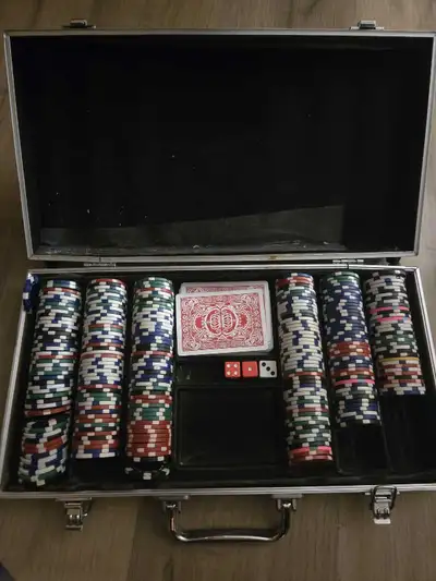 For sale is a complete poker set in a silver aluminum case, perfect for game nights. This set includ...