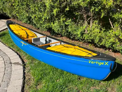 Whitewater canoe, set up as solo with pedestal, floatation, straps, kneepads, carrying yoke, kevlar...