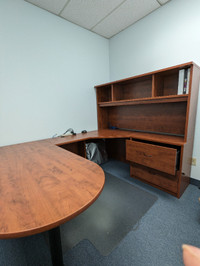 $260 Executive U-shape desk with hutch in excellent condition
