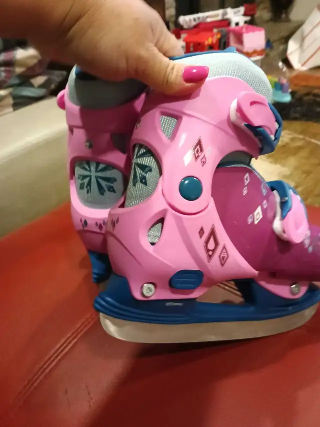 Frozen skates for size 12 to 2 in Skates & Blades in Oakville / Halton Region - Image 3