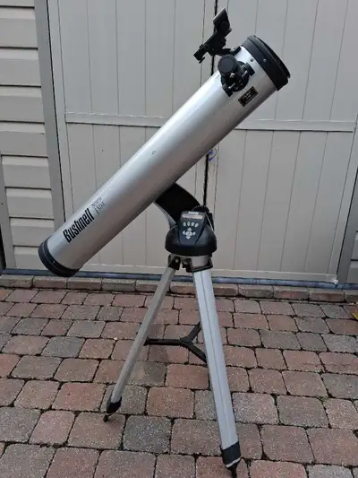 Telescope de marque Bushnell sur trépied. Très propre + un seul propriétaire. Il est supposé être en...