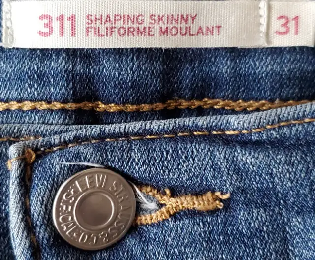 "LEVI STRAUSS" 311 SHAPING SKINNY BLUE JEANS in Women's - Bottoms in Calgary - Image 4