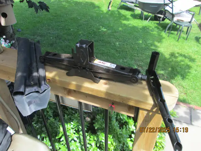 CAR JACK in Hand Tools in Saint John - Image 2