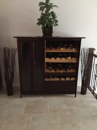 Meuble de acajou transformé en cellier originale. Comme neuf! Essence utilisé pour les tablettes: ce...