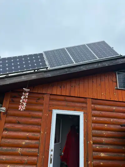 Description 4–85 W Solar Panels. 30 amp charge controller. Sam Lex 2000 power inverter. All in good...