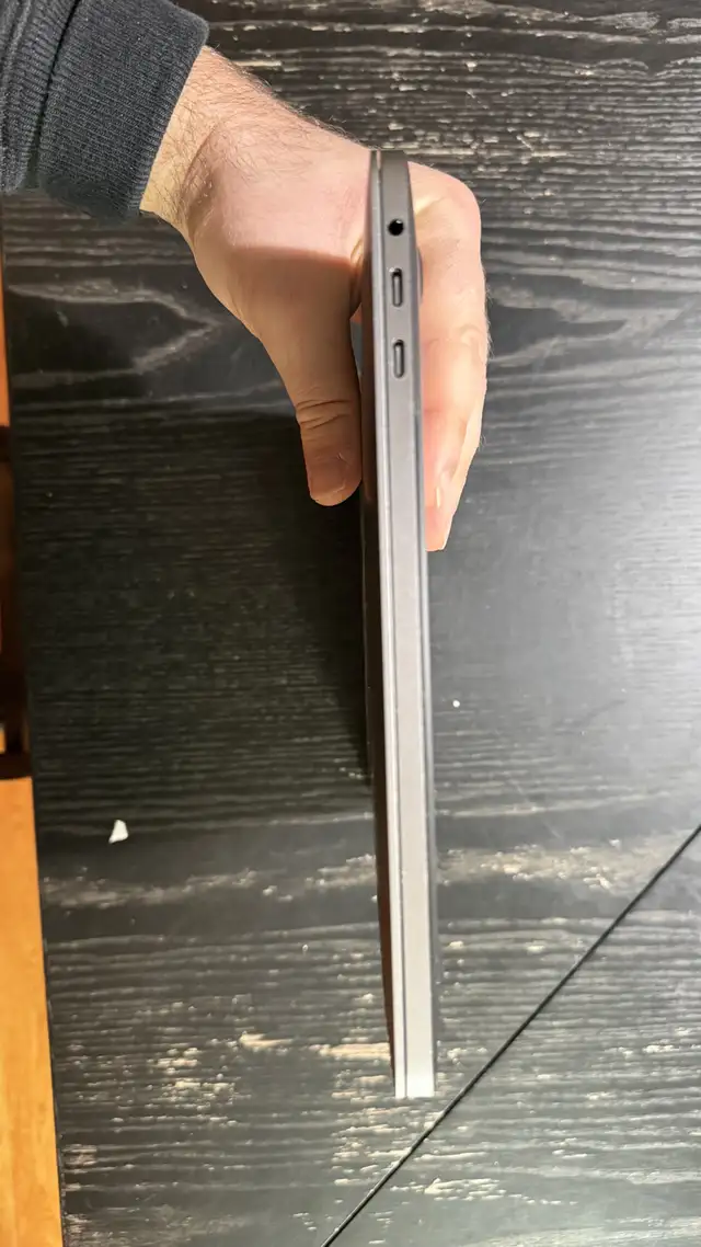 2017 MacBook Pro 4-Port + Monitor & Accessories in Laptops in City of Montréal - Image 7