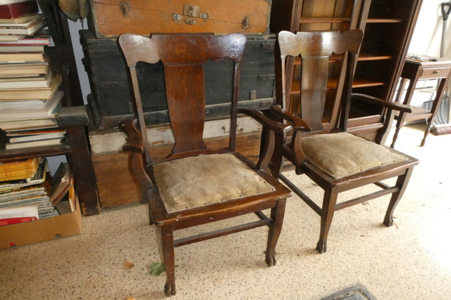 2 fauteuil anciens avec pattes de lion-10$ l'unité dans Art et objets de collection  à Laurentides