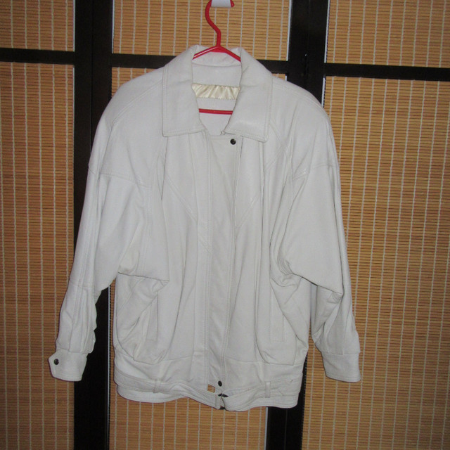 Très beau manteau de cuir blanc dans Femmes - Hauts et vêtements d'extérieur  à Victoriaville