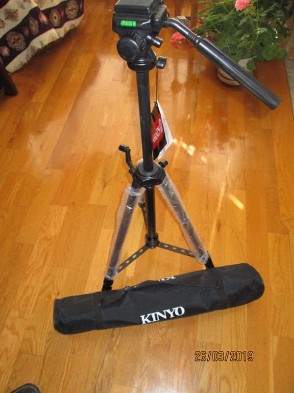 TRÉPIED PHOTO/VIDEO  *KINYO*   AVEC ÉTUI * TRIPOD* dans Appareils photo et caméras  à Trois-Rivières