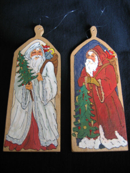 HAND CRAFTED SANTA ON A PLAQUE TREE ORNAMENTS in Arts & Collectibles in Hamilton