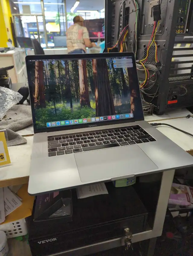 MacBook pro 2018 in Laptops in City of Montréal - Image 3
