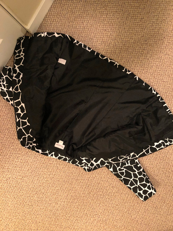 Women’s black and white giraffe print jacket size 16 in Women's - Tops & Outerwear in Strathcona County - Image 3
