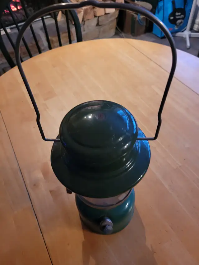 LANTERNE CLASSIQUE À NAPHTE / COLEMAN / 1971'S in Arts & Collectibles in Laurentides - Image 3