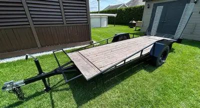 Traileur 4 pieds x 13pieds qui peut transporter deux vtt deux places. Pneus comme neufs grandeur 14...
