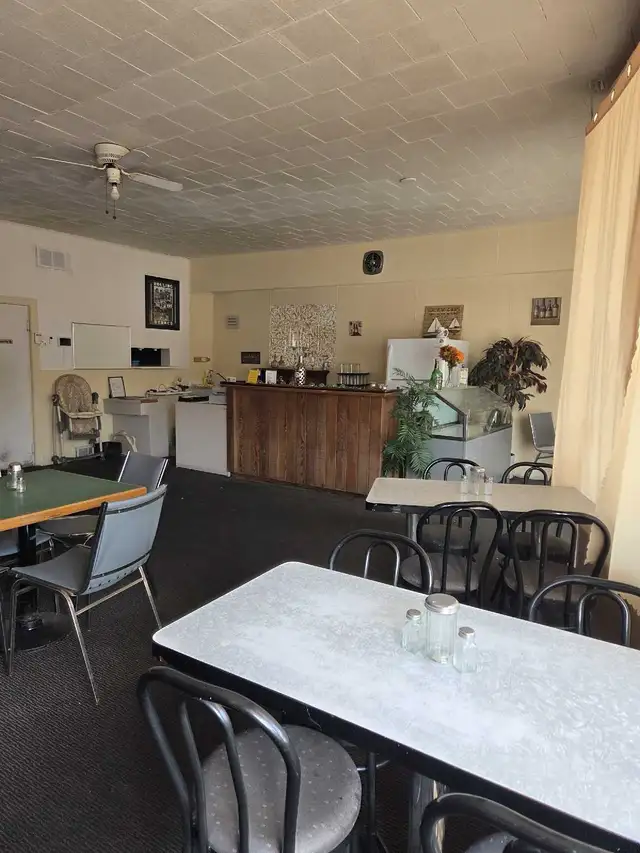 Restaurant & home for Sale in Commercial & Office Space for Sale in Saskatoon - Image 5