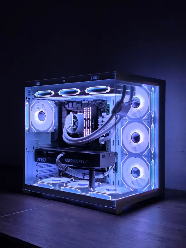 White RTX 5070ti Gaming PC┃Core i7 14700K ┃1TB NVMe┃32GB 7200MHZ in Desktop Computers in City of Toronto - Image 3