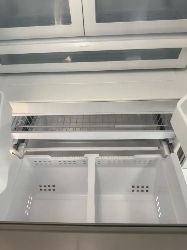 Frigidaire Refrigerator in Refrigerators in Laval / North Shore - Image 4