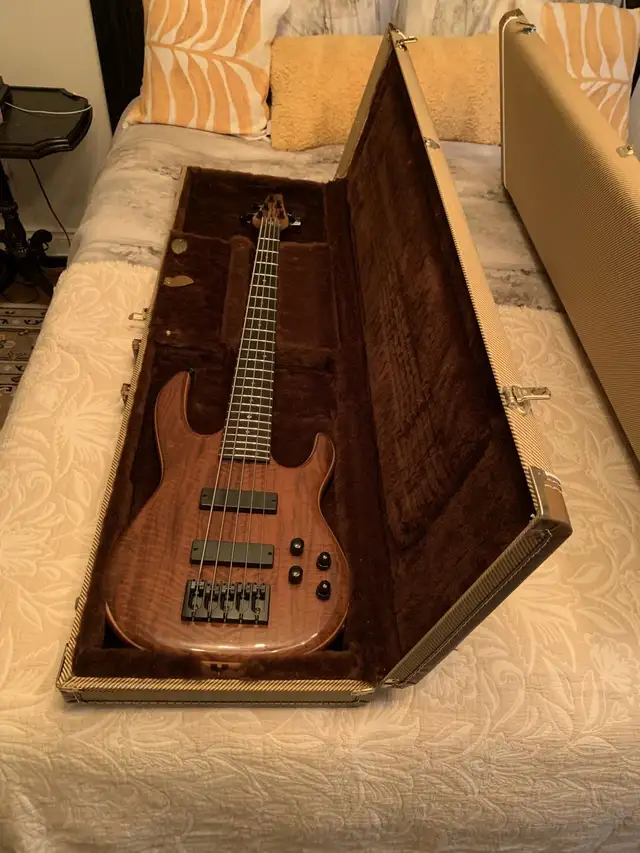 Carvin Icon LB75WP Walnut/Maple neck thru 5 string bass in Guitars in Oakville / Halton Region - Image 2