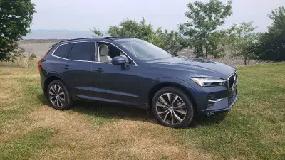 Well-maintained 2022 Volvo XC60 Momentum AWD with 51,000 km. This luxury SUV offers a perfect mix of...