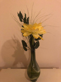 Vase vert et fleur jaune artificielle