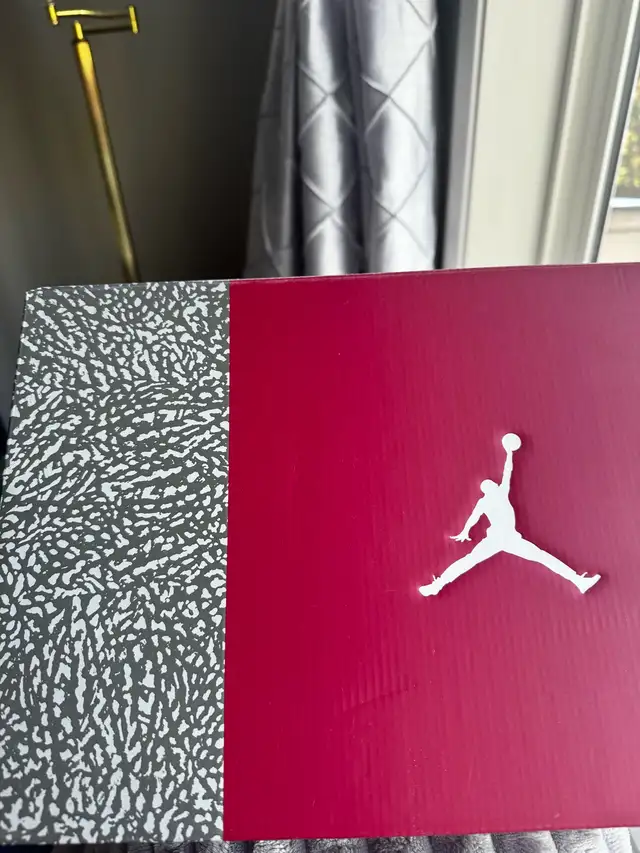 Jordan 3 Cardinal Red Size 9.5 in Men's Shoes in Calgary - Image 5
