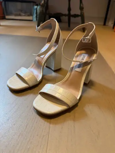 brand new Steve Madden sandle, View more