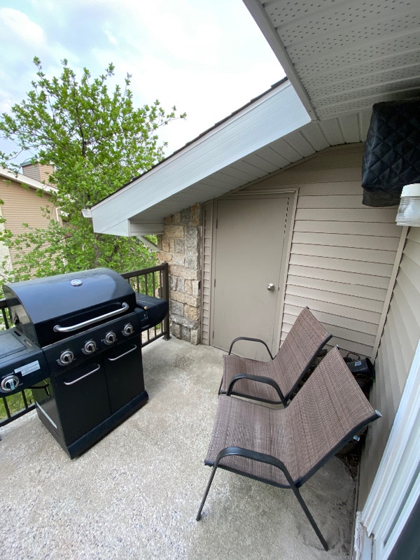 Parkland Square 2 Bedroom 1 Bath Charleswood Apartment! Long Term