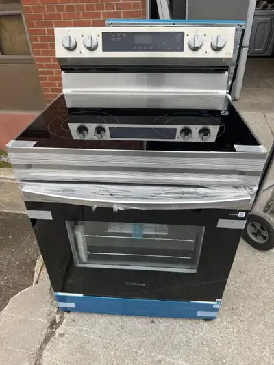 Stove - 30 Samsung 6.3 Cu ft  NE63A6111SS - Electric Range, View more