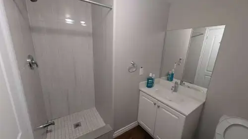 A nice clean detached house room in a very good location near downtown Markham (Hw7 and Kennedy). Mi...